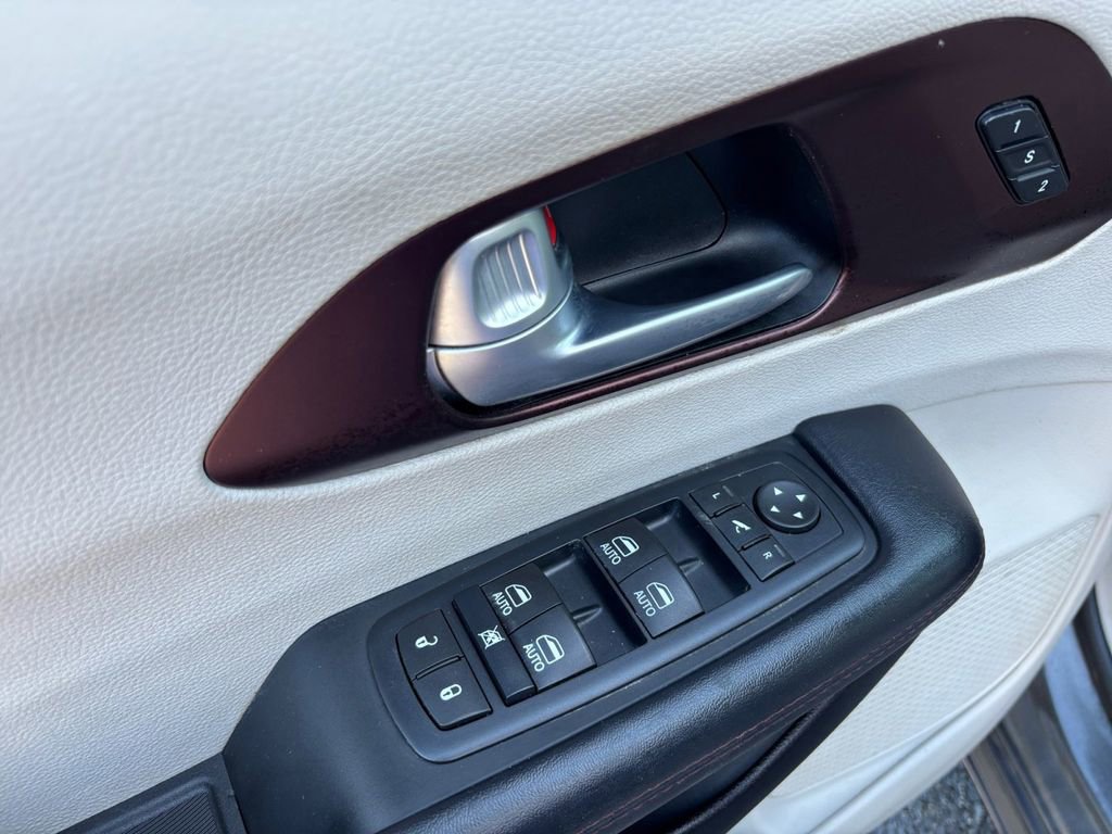 Used 2017 Chrysler Pacifica Limited image 16