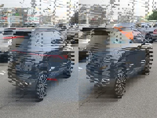 Certified 2025 Volkswagen Taos SE image 4