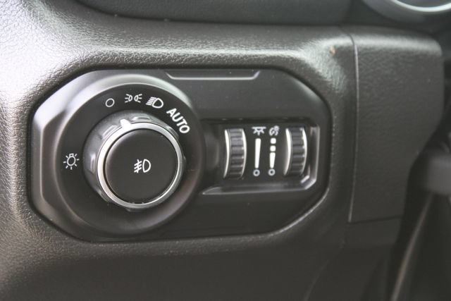 Used 2022 Jeep Wrangler Unlimited Sahara AWD/4WD image 12