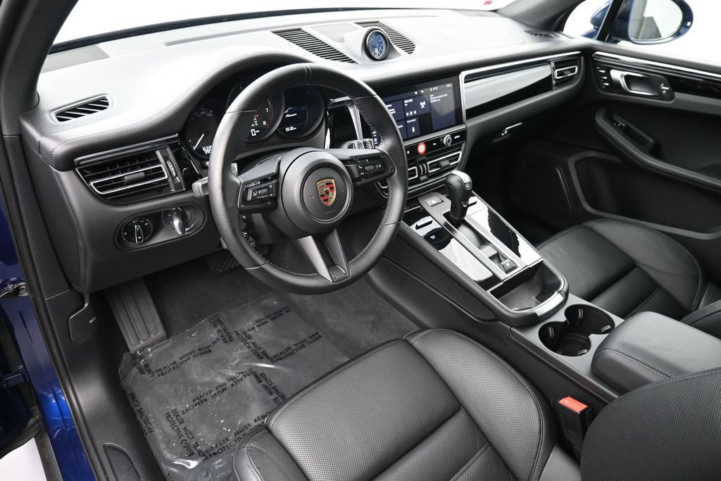 Certified 2024 Porsche Macan AWD/4WD image 4