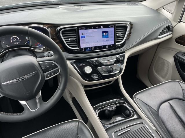 Used 2023 Chrysler Pacifica Limited FWD image 17