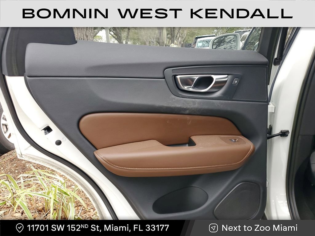 Used 2023 Volvo XC60 T8 Plus image 10