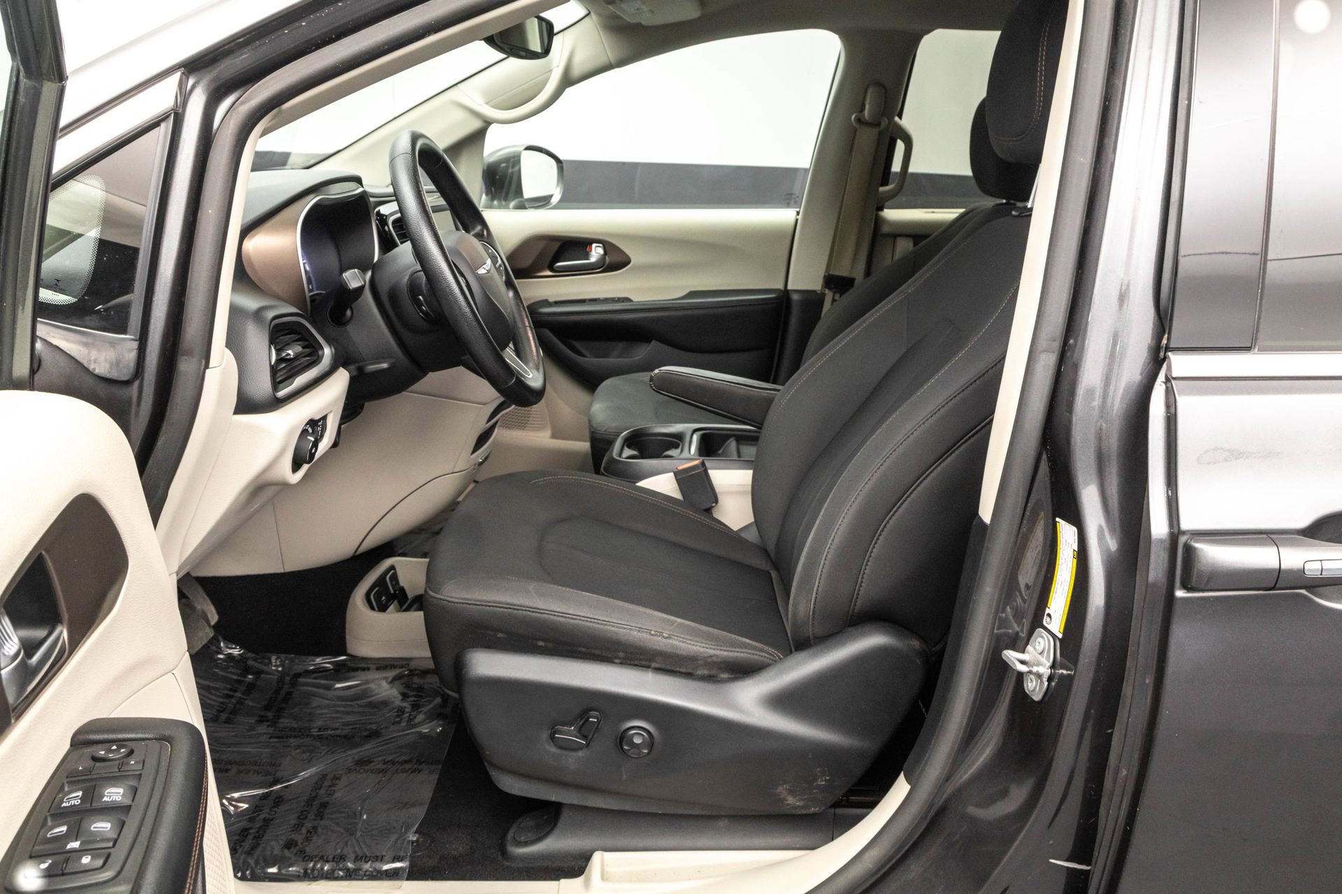 Used 2019 Chrysler Pacifica Touring Plus w/ Tire & Wheel Group image 6