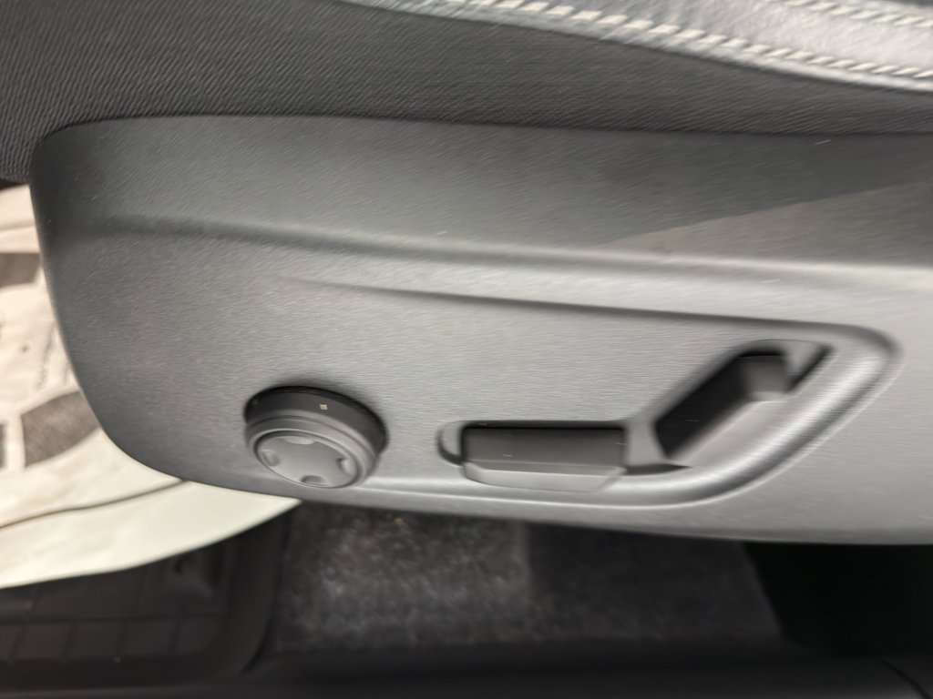 Used 2020 Volvo XC40 T4 Momentum image 20