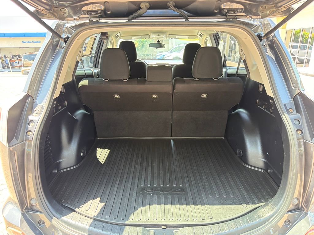 Used 2018 Toyota RAV4 LE w/ All Weather Liner Package AWD/4WD image 17