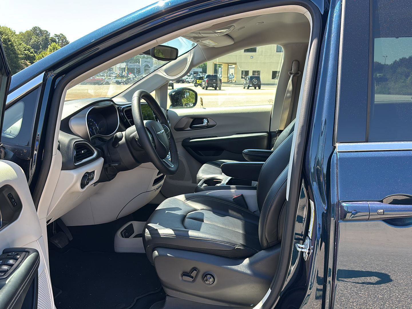 Used 2024 Chrysler Pacifica Touring-L FWD image 9