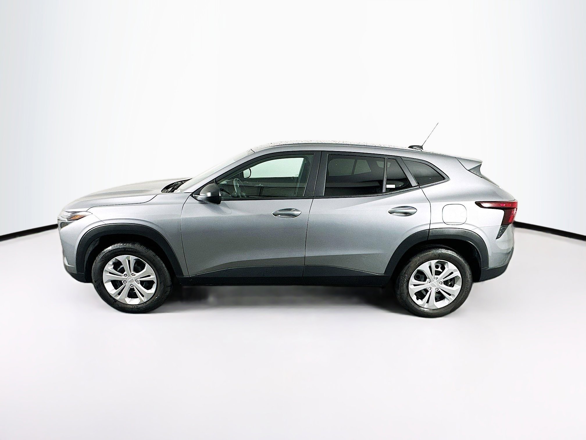 Used 2025 Chevrolet Trax LS image 4