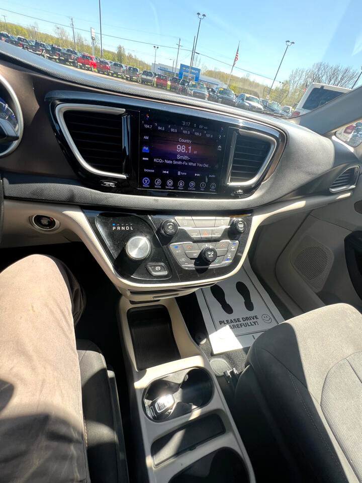 Used 2017 Chrysler Pacifica Touring w/ Tire & Wheel Group image 19