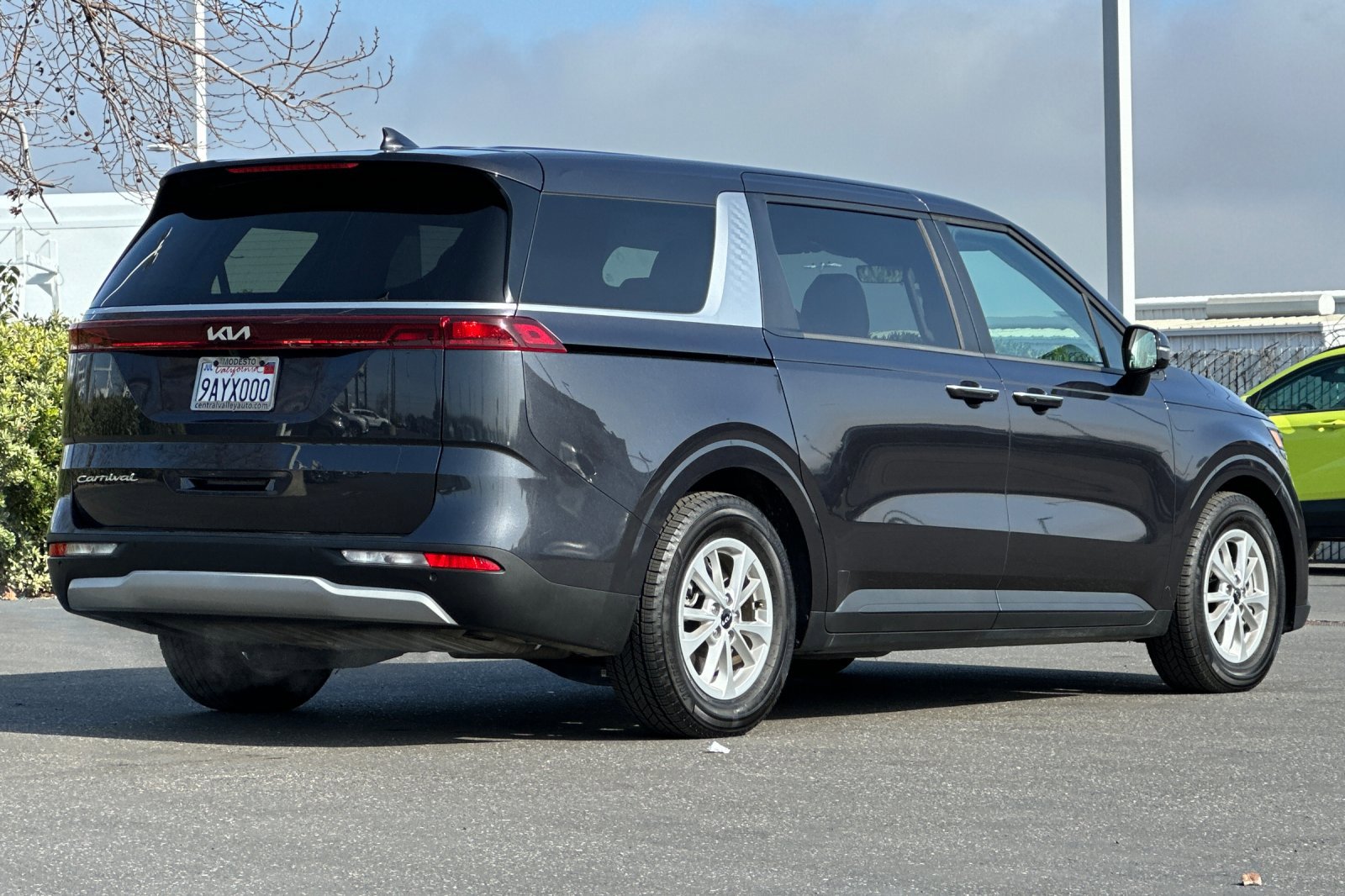 Used 2022 Kia Carnival LX image 4