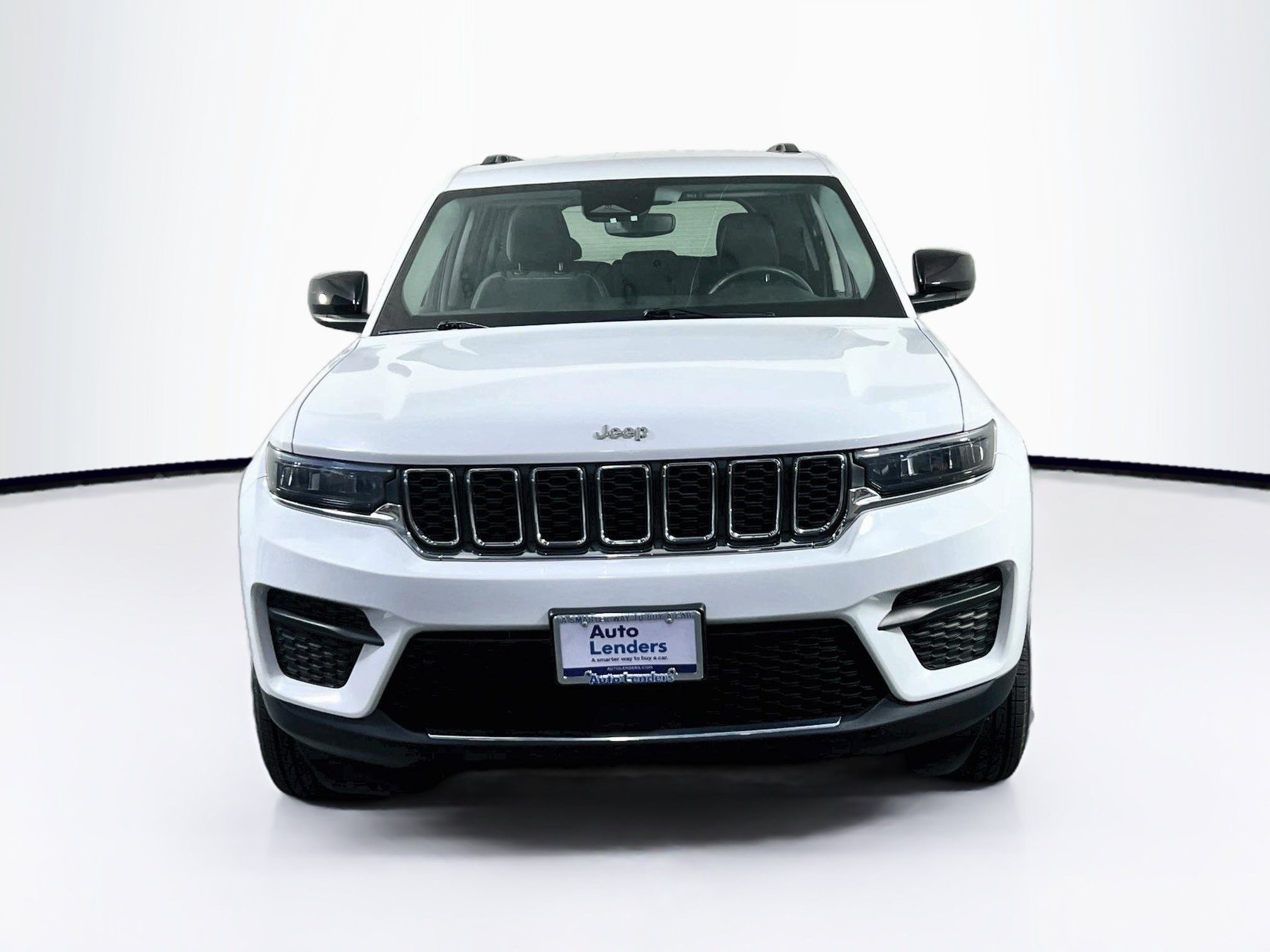 Used 2023 Jeep Grand Cherokee Laredo AWD/4WD image 2