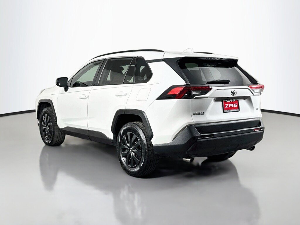 Used 2021 Toyota RAV4 LE FWD image 3