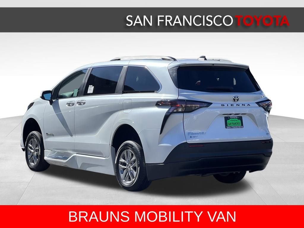 Used 2026 Toyota Sienna XLE FWD image 3