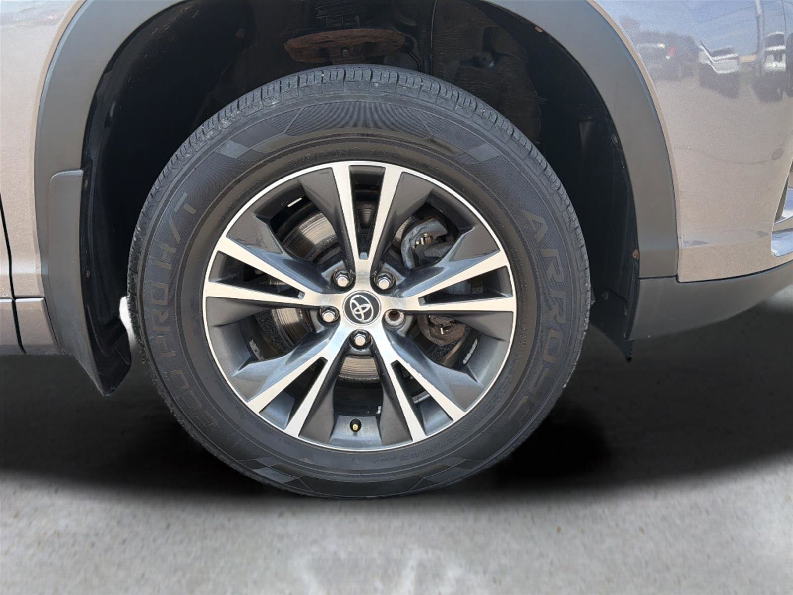 Used 2017 Toyota Highlander Plus w/ Carpet Mat Package AWD/4WD image 35