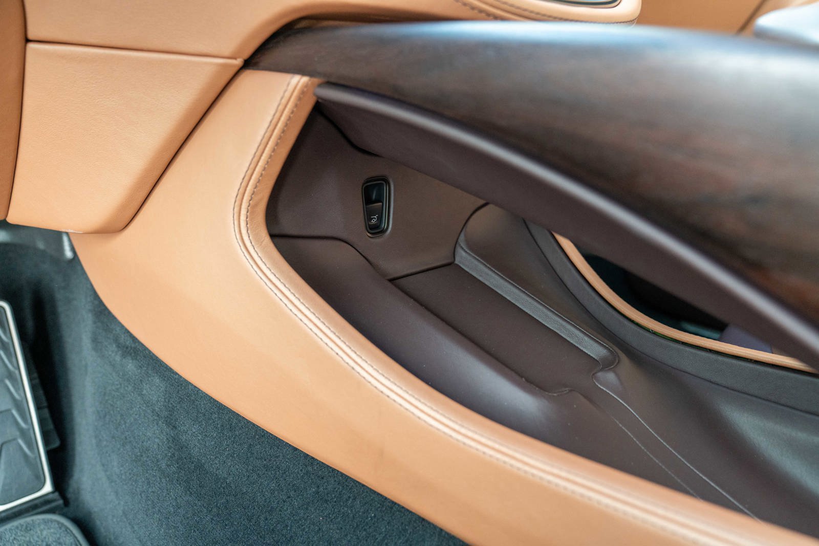 Used 2021 Aston Martin DBX image 30