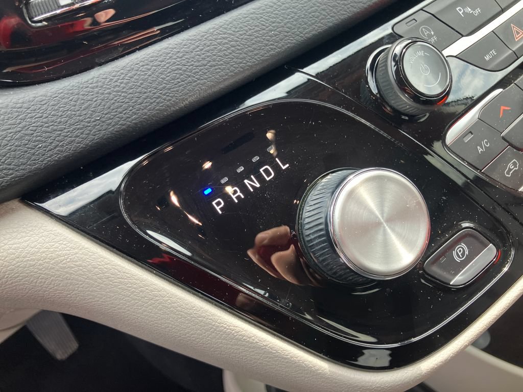 Used 2024 Chrysler Pacifica Touring-L FWD image 25
