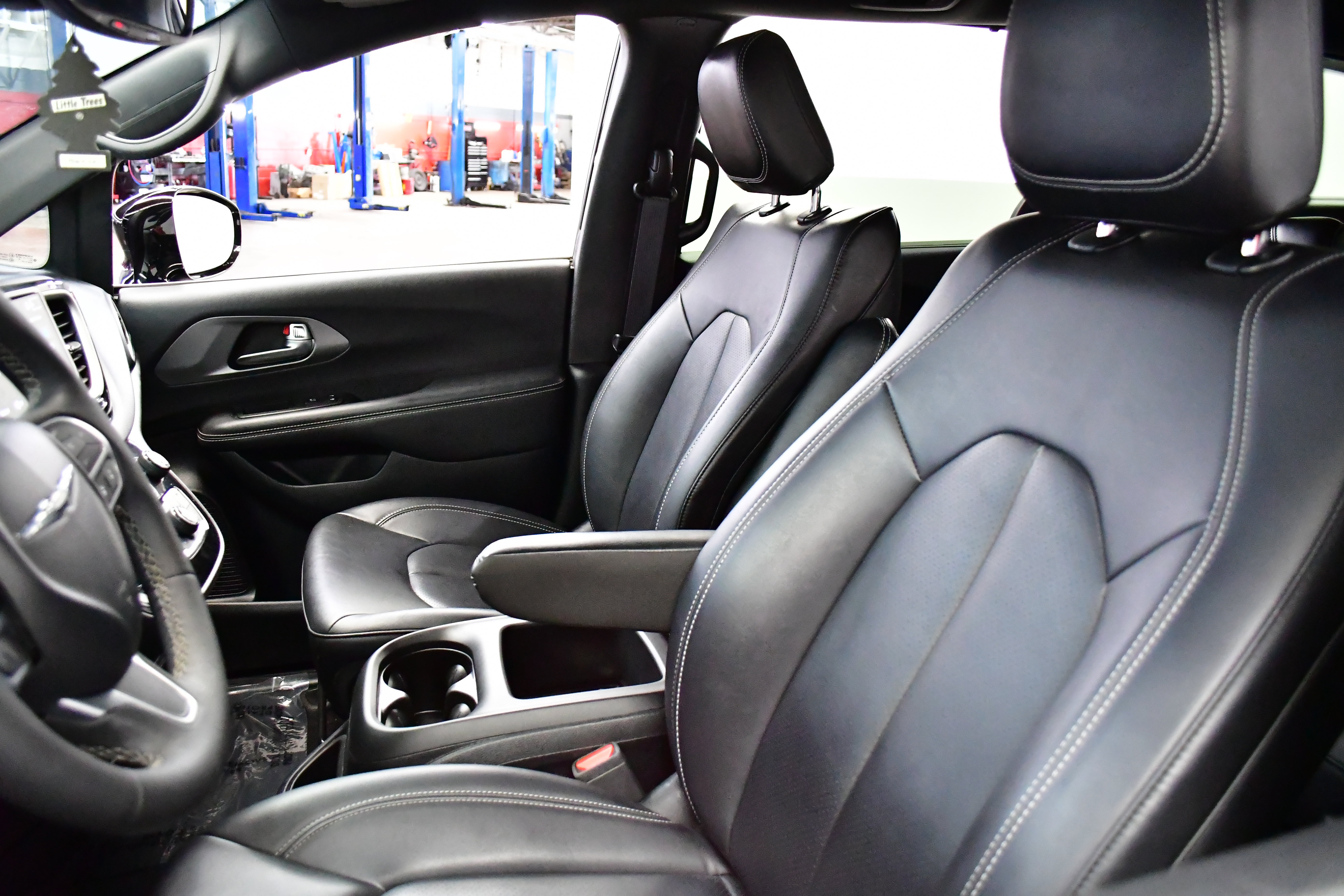 Used 2025 Chrysler Pacifica Select FWD image 9