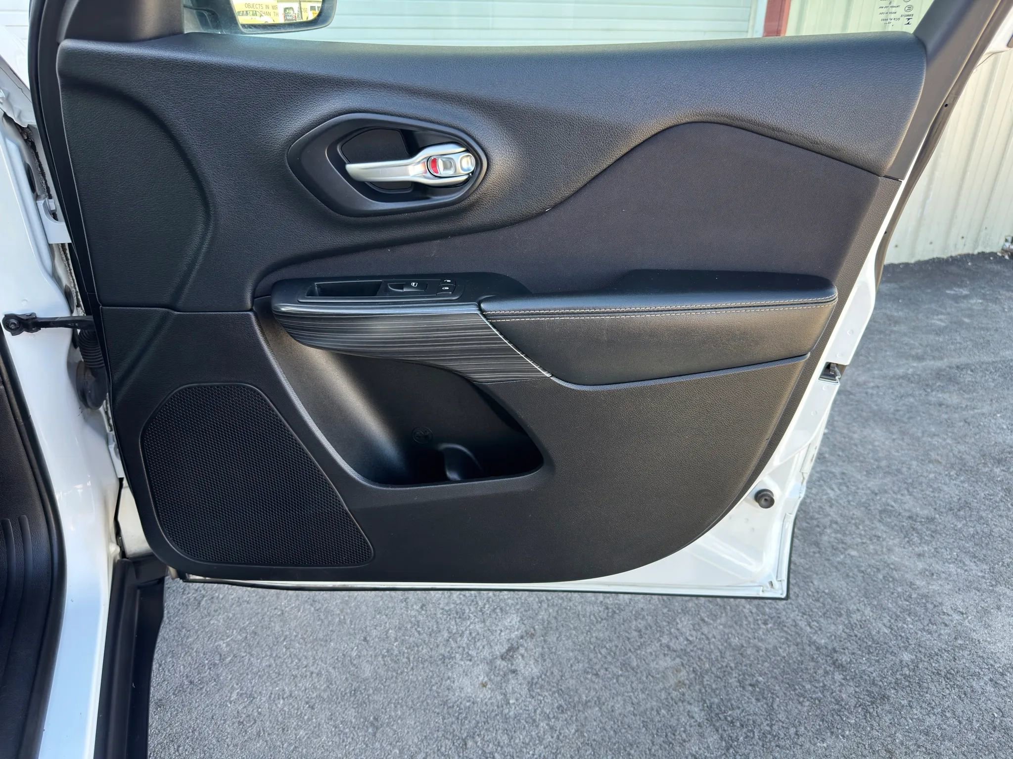 Used 2015 Jeep Cherokee Sport FWD image 13
