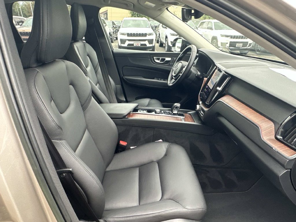Used 2023 Volvo XC60 B5 Plus w/ Climate Package AWD/4WD image 14