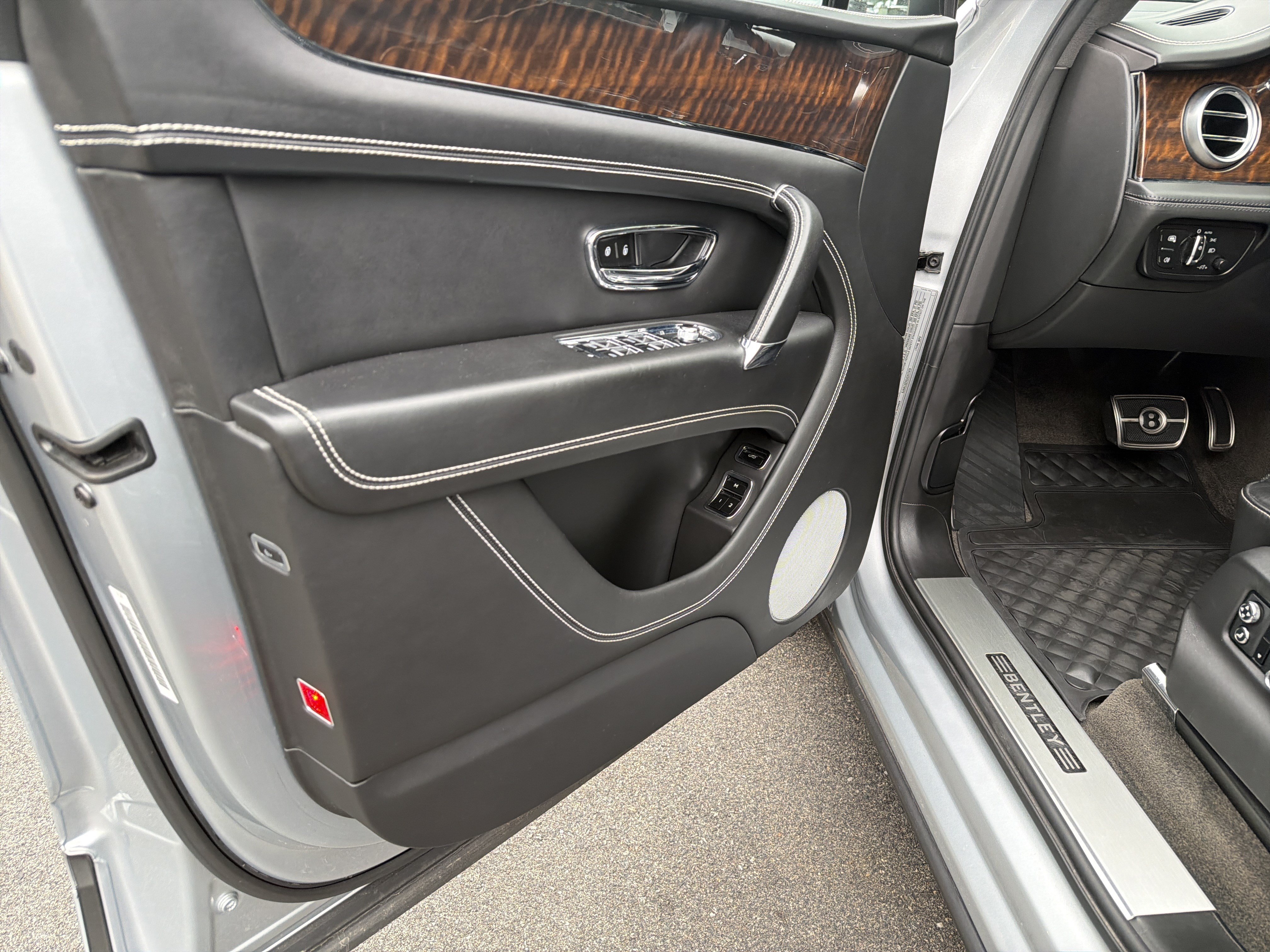 Used 2018 Bentley Bentayga AWD/4WD image 13