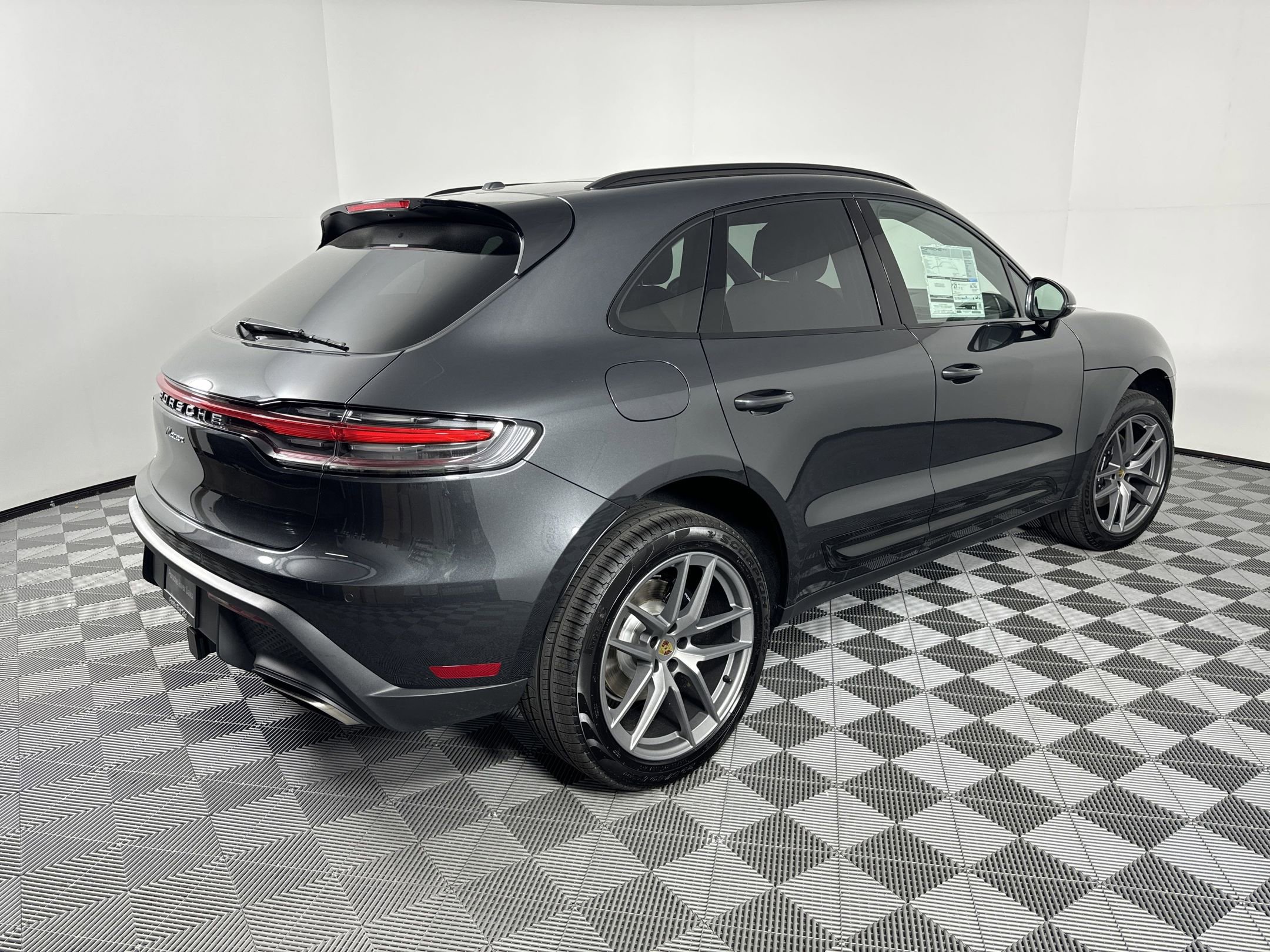 Certified 2025 Porsche Macan image 7