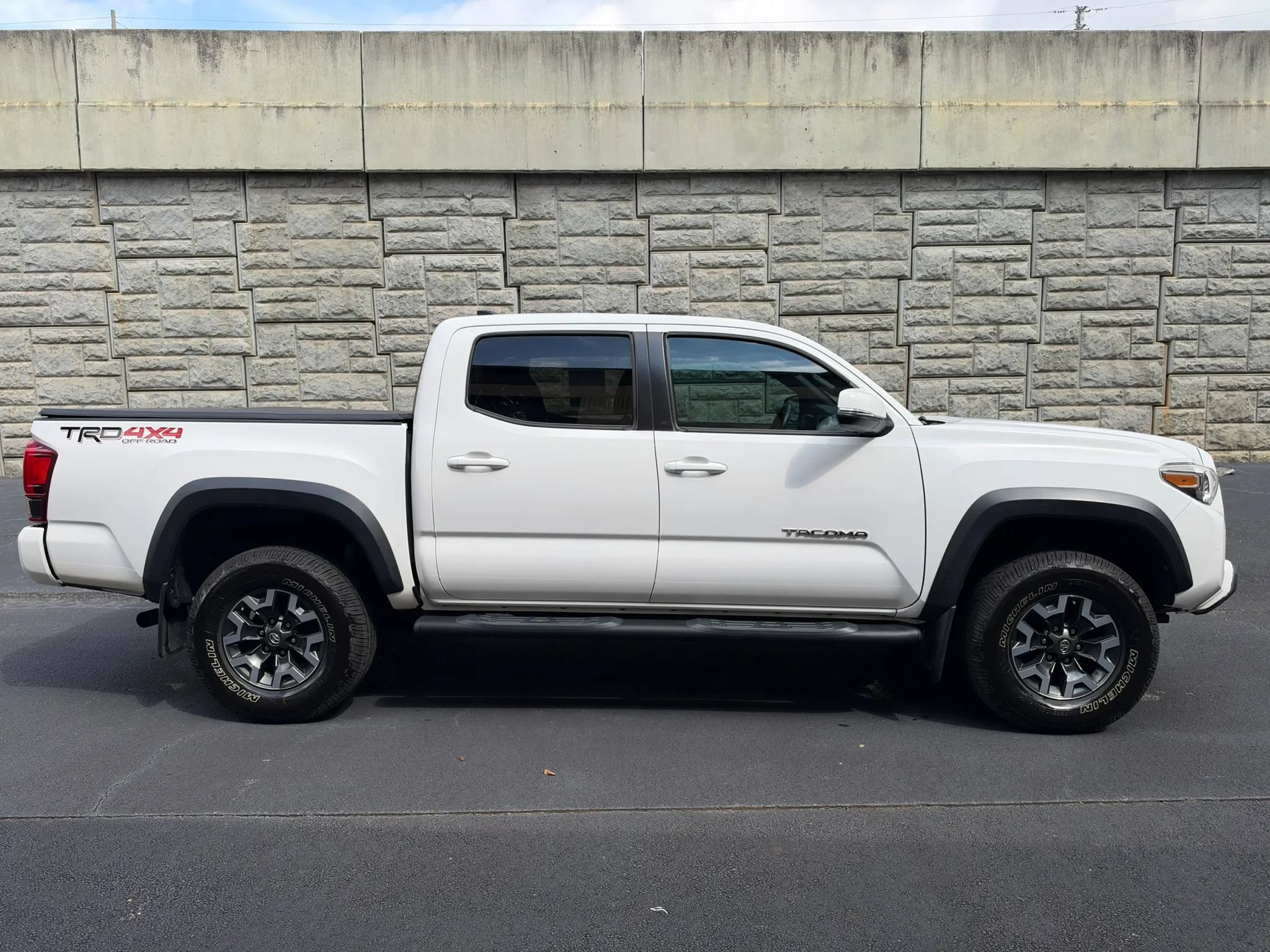 Used 2019 Toyota Tacoma TRD Off-Road w/ Technology Package AWD/4WD image 4
