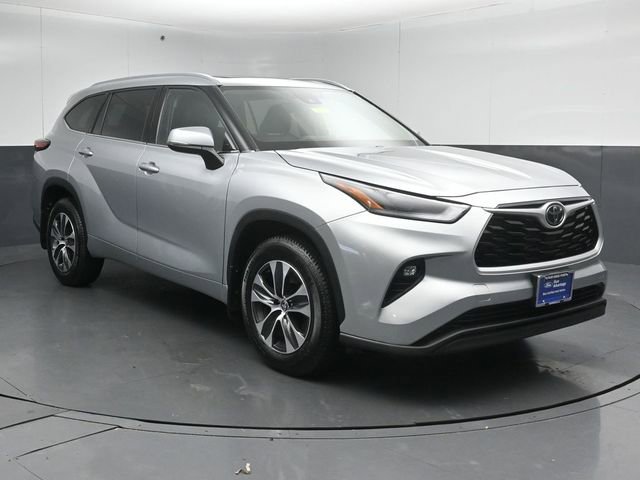 Used 2021 Toyota Highlander XLE AWD/4WD video 1