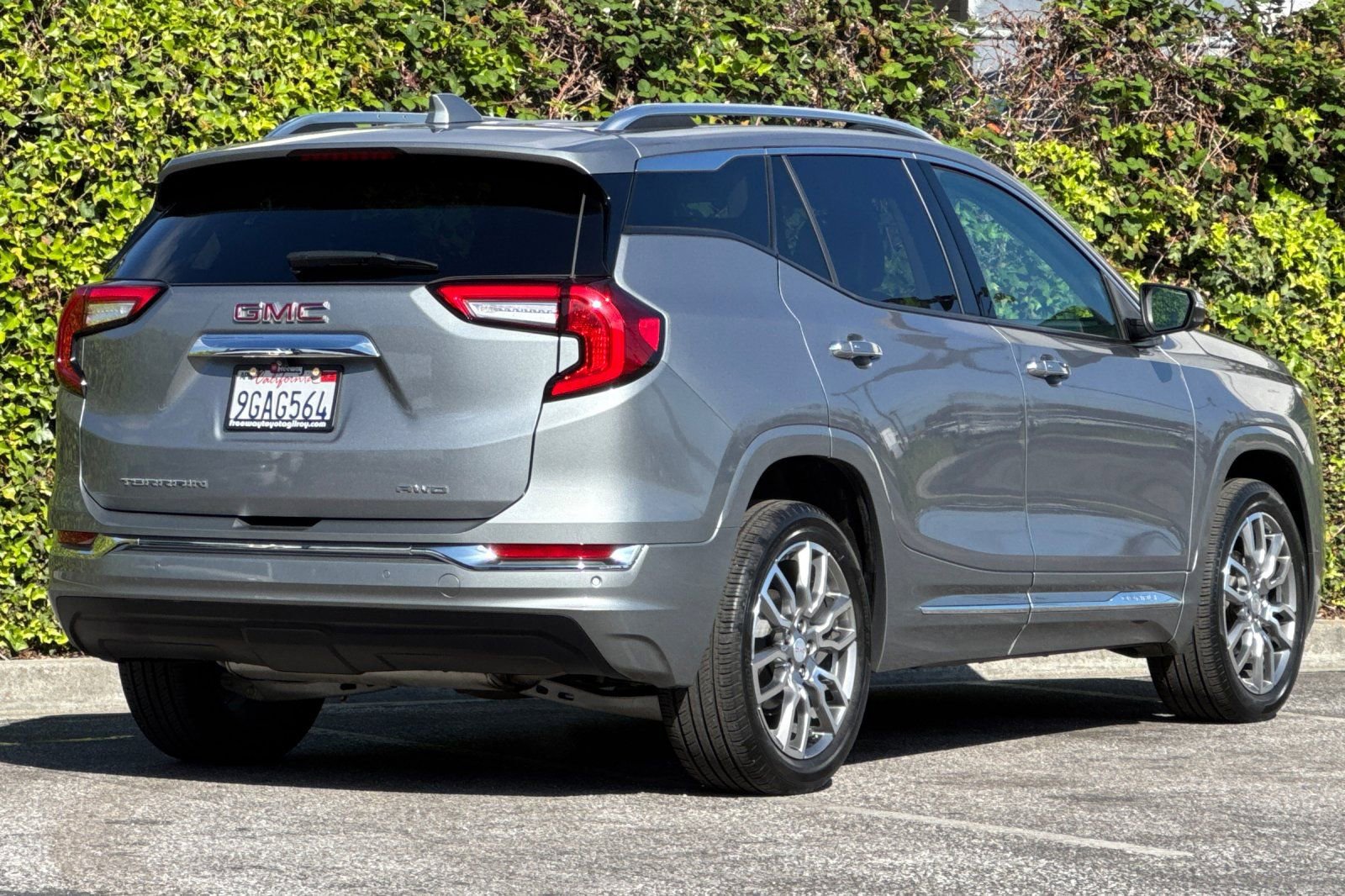 Used 2023 GMC Terrain Denali w/ Denali Premium Package AWD/4WD image 4