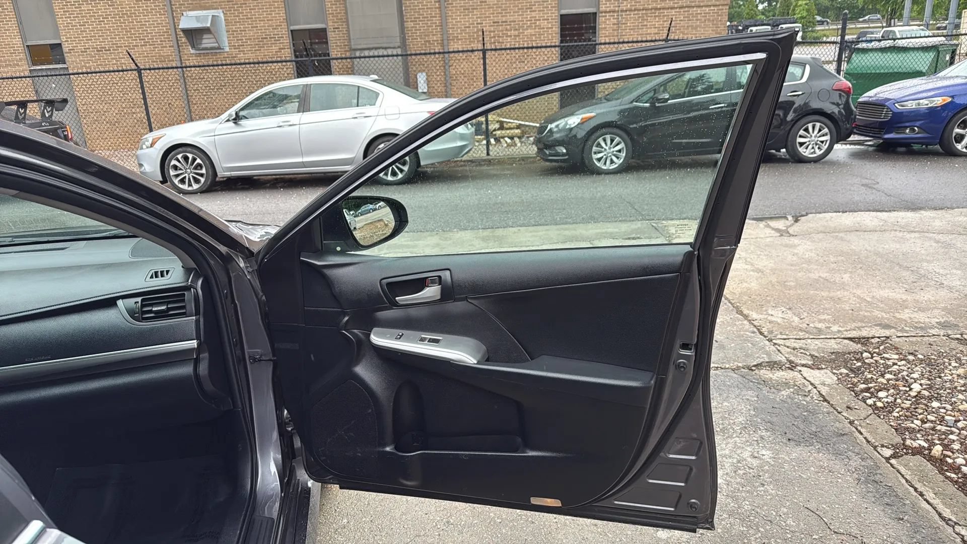 Used 2014 Toyota Camry SE w/ Moonroof Package FWD image 21