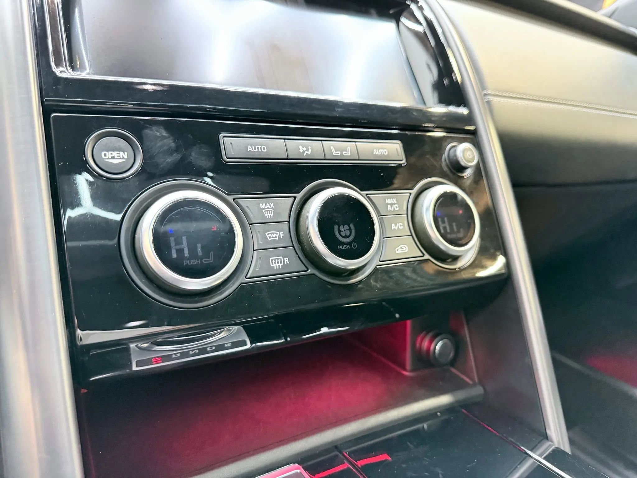 Used 2020 Land Rover Discovery HSE Luxury image 15