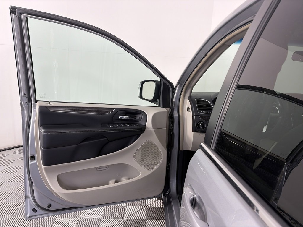 Used 2015 Chrysler Town & Country Touring image 10