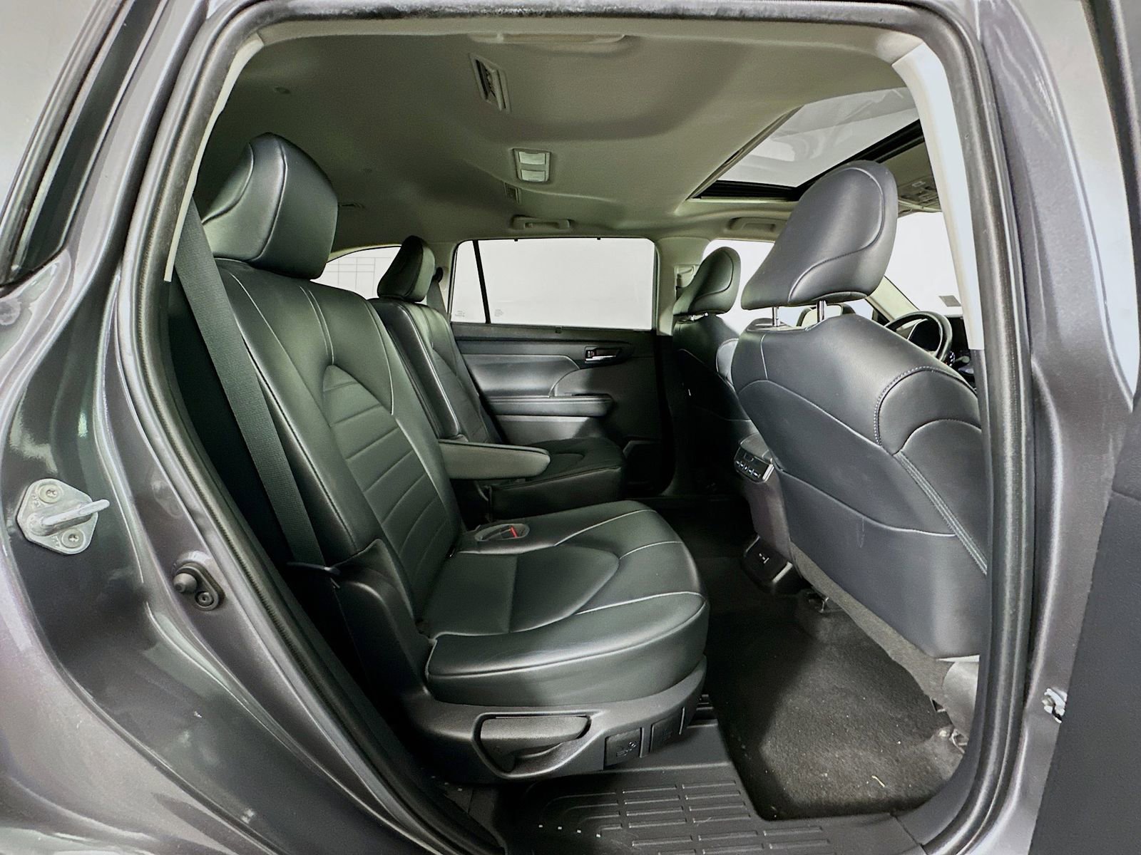 Used 2022 Toyota Highlander XLE AWD/4WD image 30