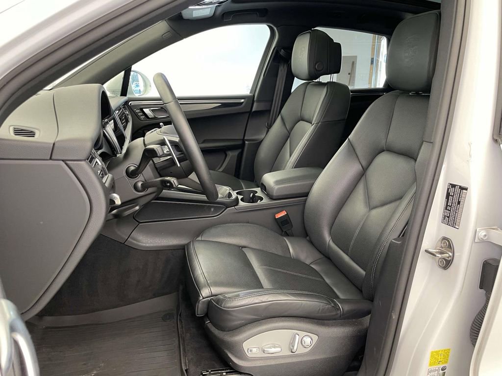 Certified 2025 Porsche Macan image 5