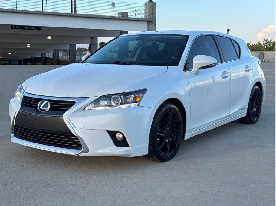 Used 2017 Lexus CT 200h image 3