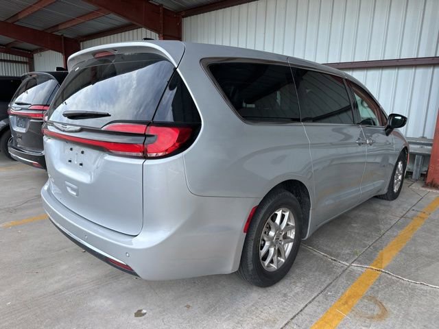 Used 2024 Chrysler Pacifica Touring-L FWD image 11