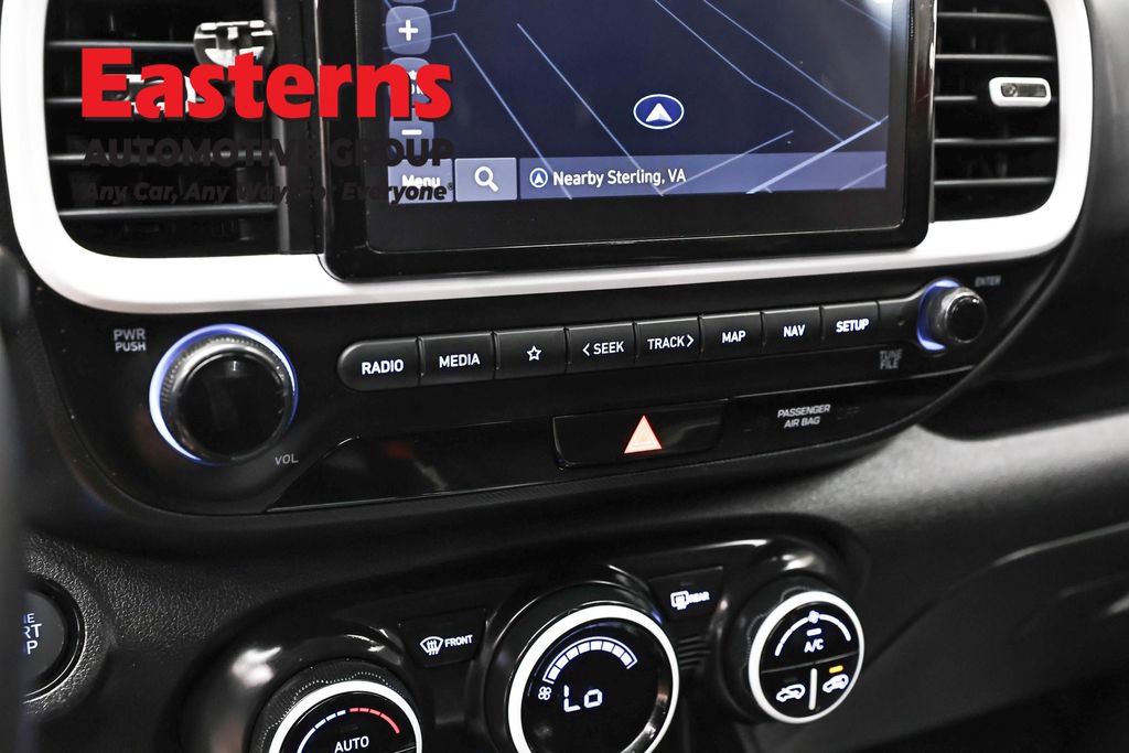 Used 2024 Hyundai Venue Limited FWD image 19