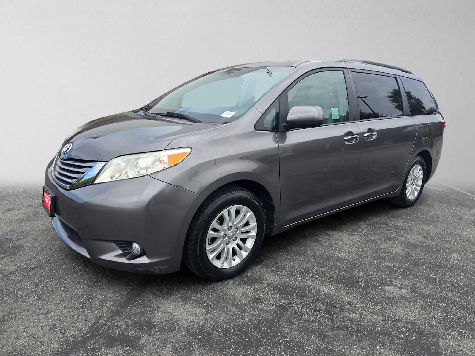 Used 2017 Toyota Sienna XLE w/ XLE Navigation Package FWD image 7
