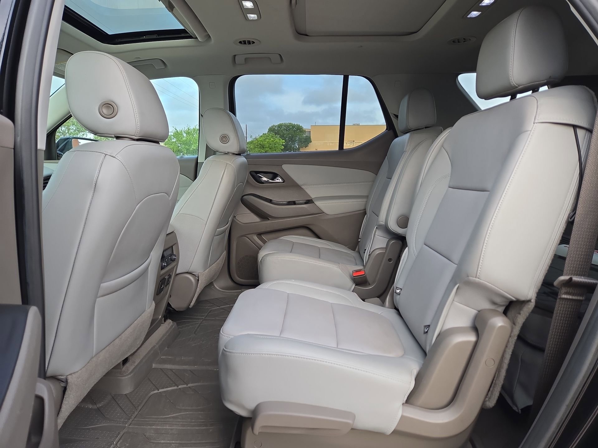 Used 2019 Chevrolet Traverse LT w/ LT Premium Package FWD image 13