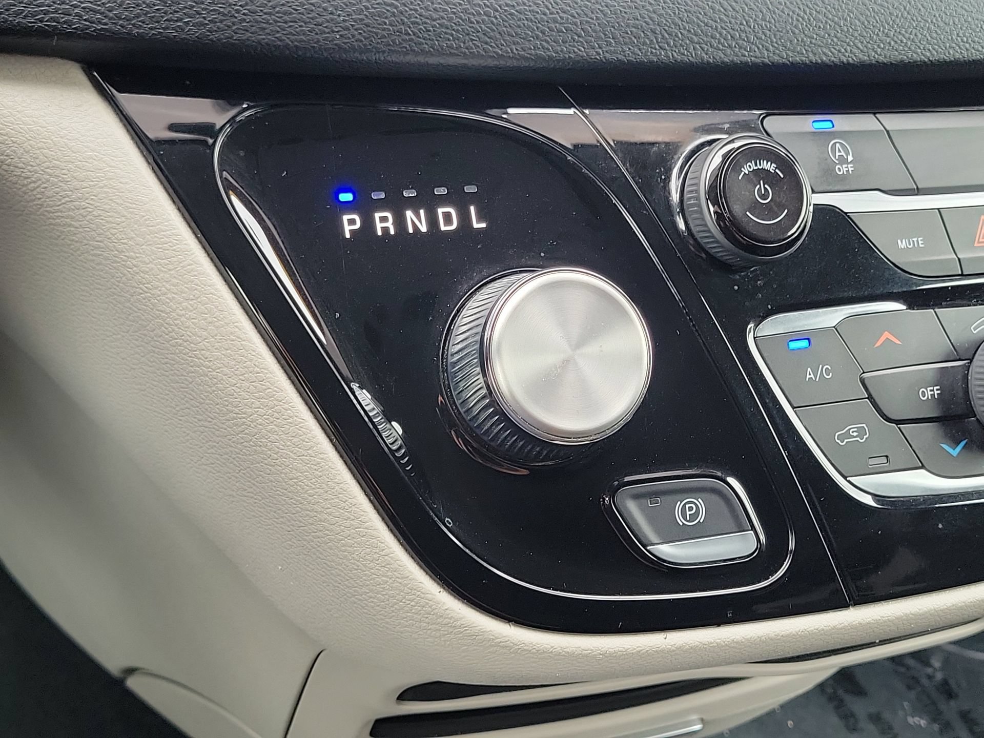 Certified 2023 Chrysler Voyager LX FWD image 11