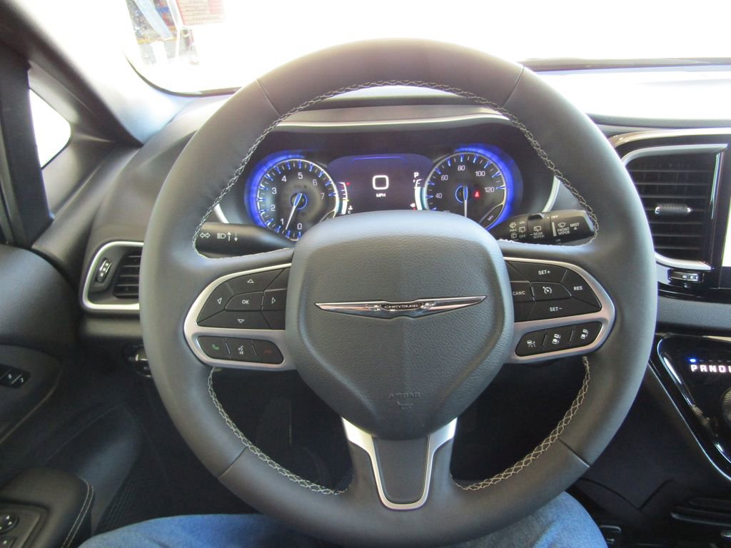 Used 2025 Chrysler Pacifica Select FWD image 26