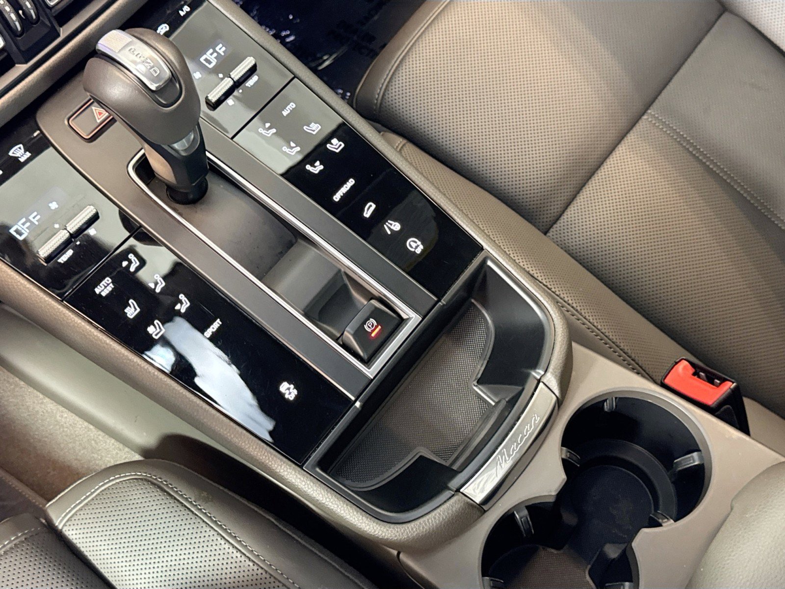 Used 2025 Porsche Macan AWD/4WD image 18