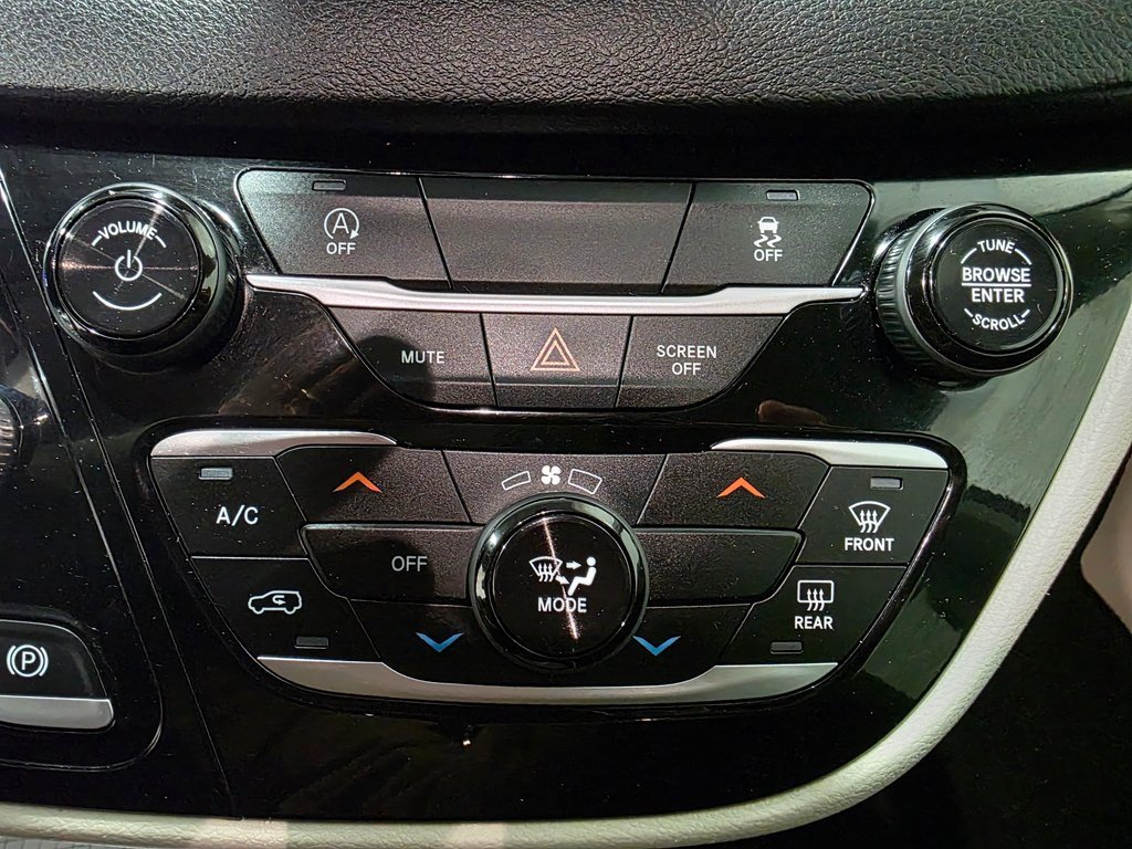 Used 2020 Chrysler Voyager Lxi image 34