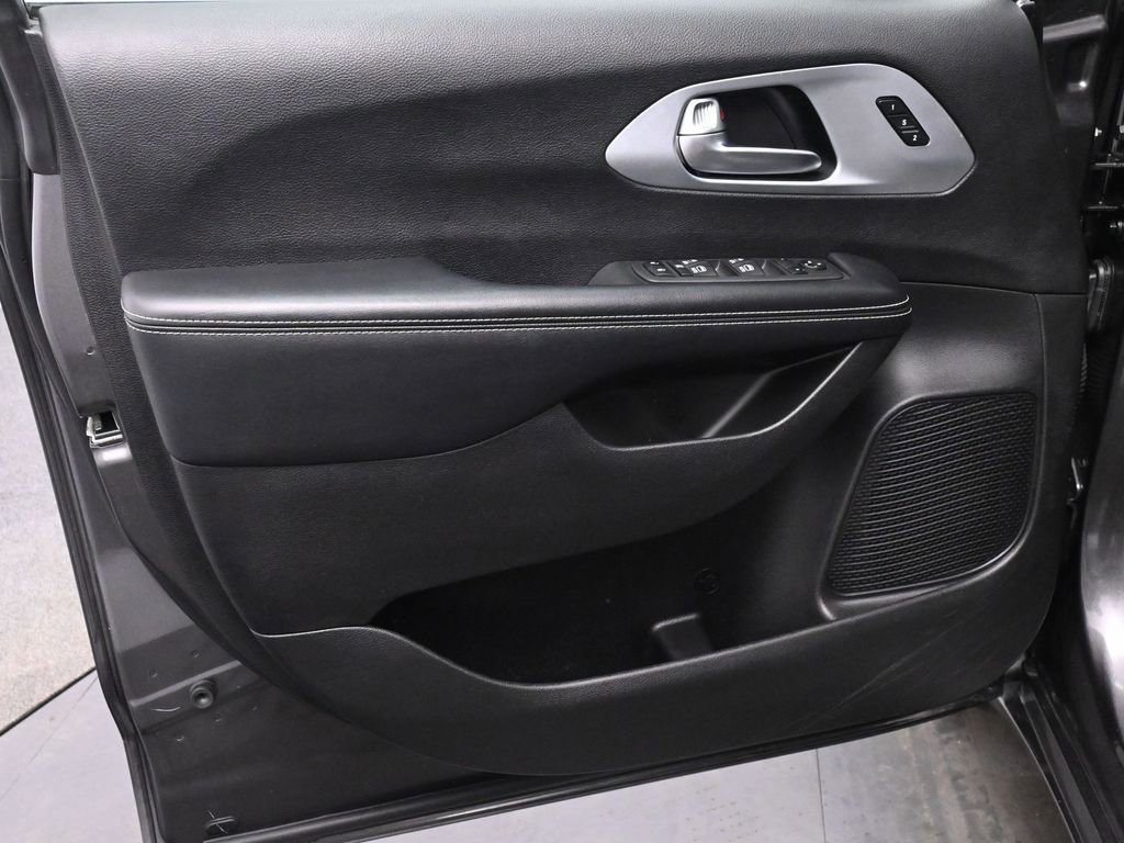 Used 2022 Chrysler Pacifica Touring-L w/ Uconnect Theater Family Group image 13