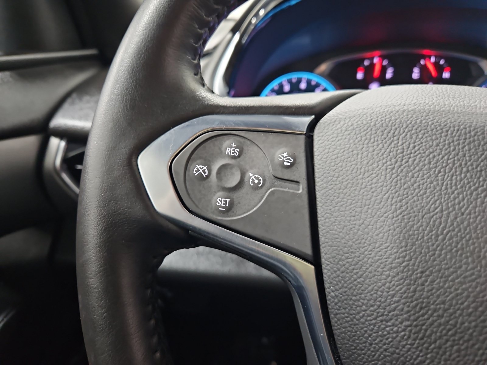 Used 2022 Chevrolet Traverse LT FWD image 24