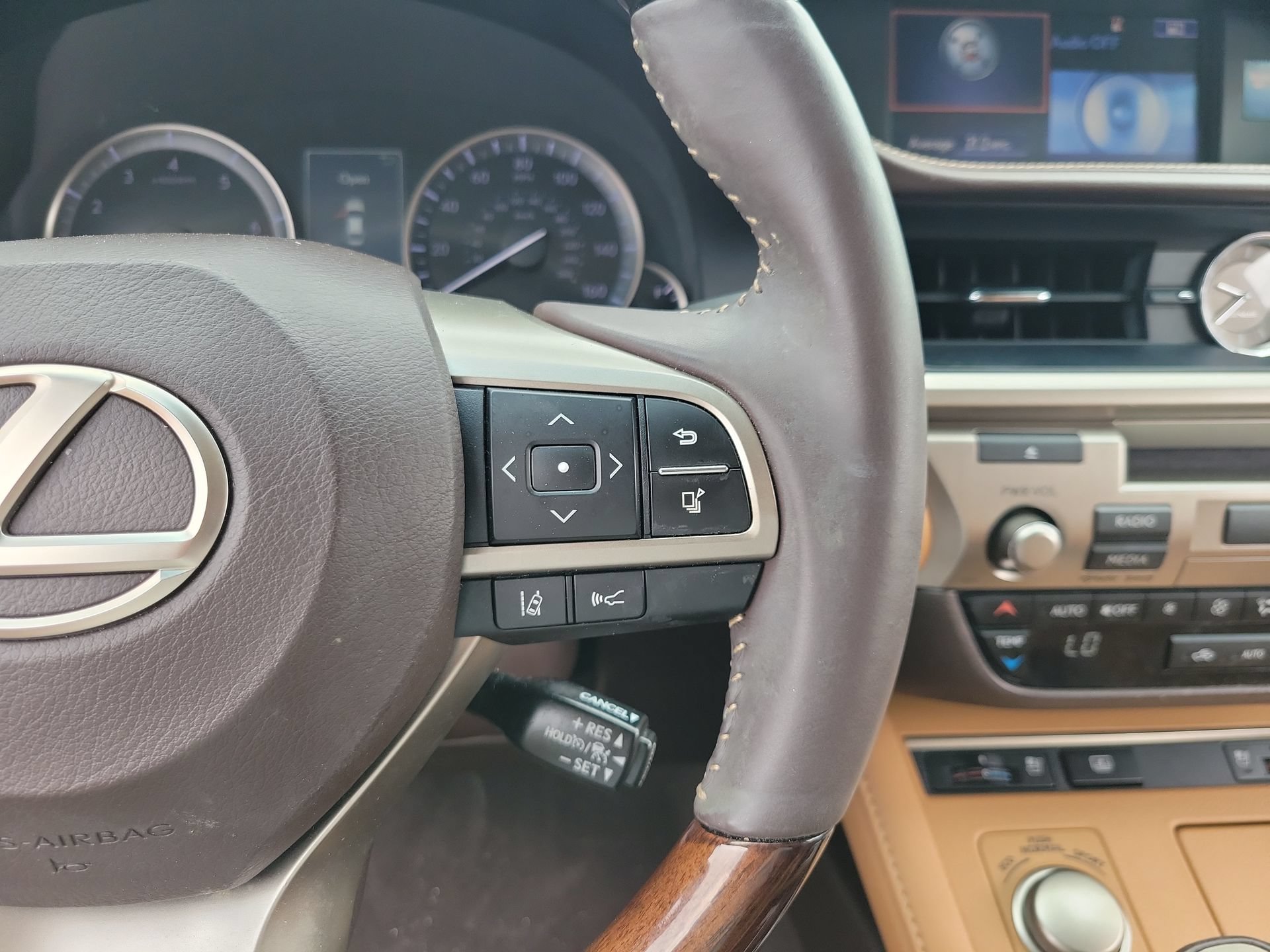 Used 2016 Lexus ES 350 w/ Luxury Package w/Wood Trim FWD image 31