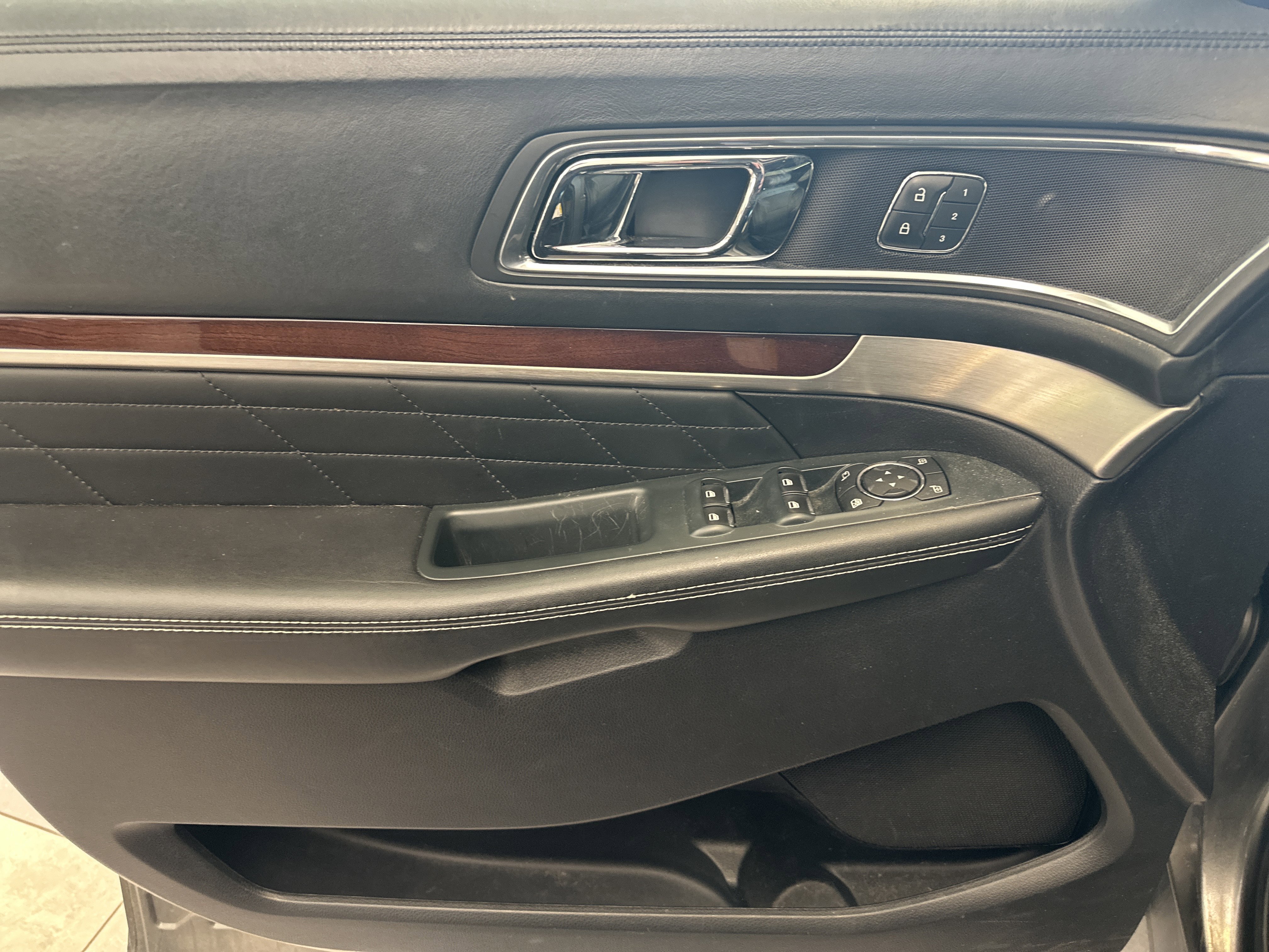 Used 2018 Ford Explorer Platinum AWD/4WD image 18