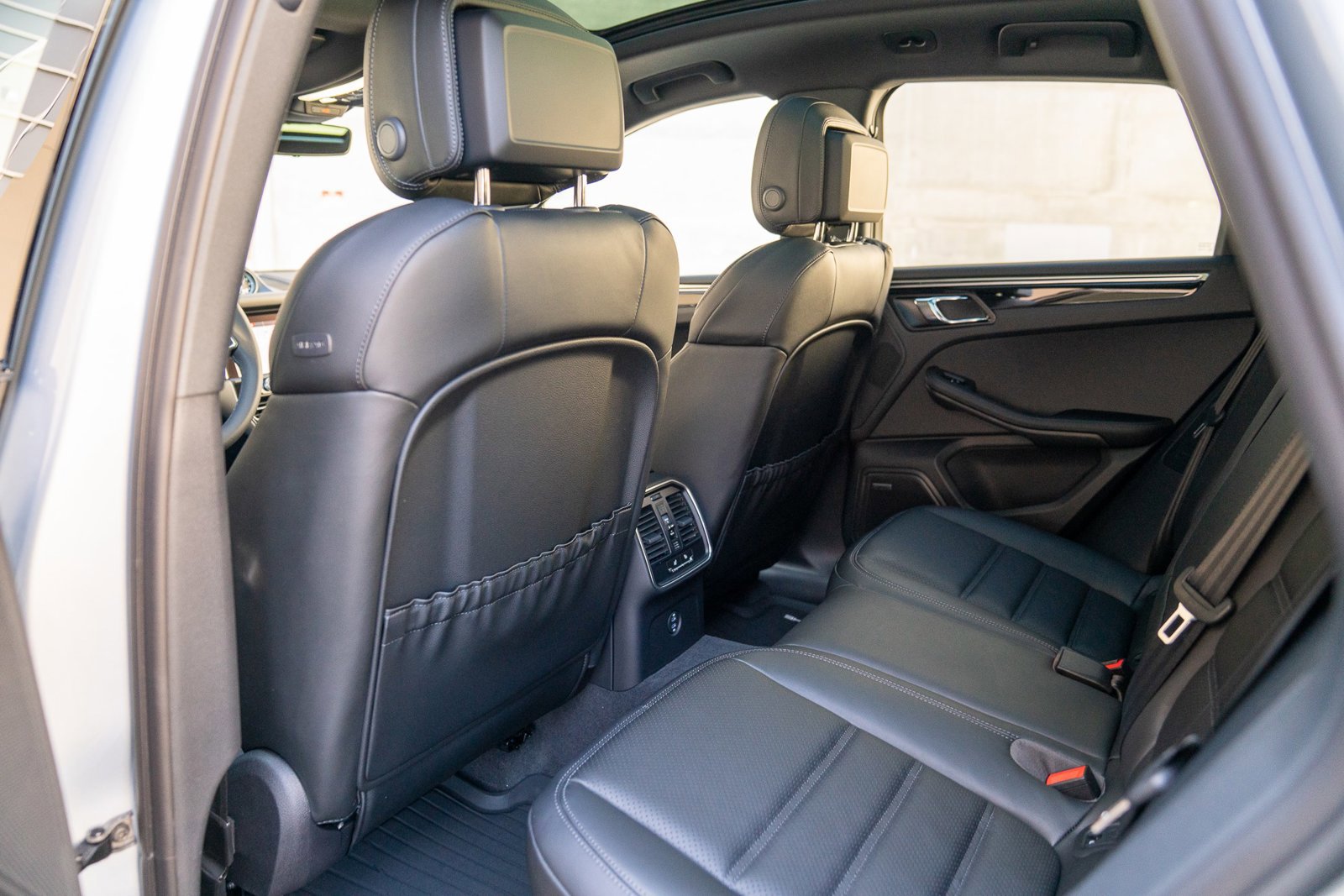 Certified 2026 Porsche Macan AWD/4WD image 23