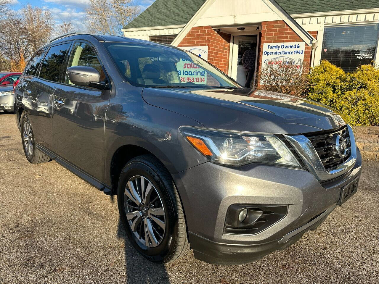 Used 2018 Nissan Pathfinder SV image 10
