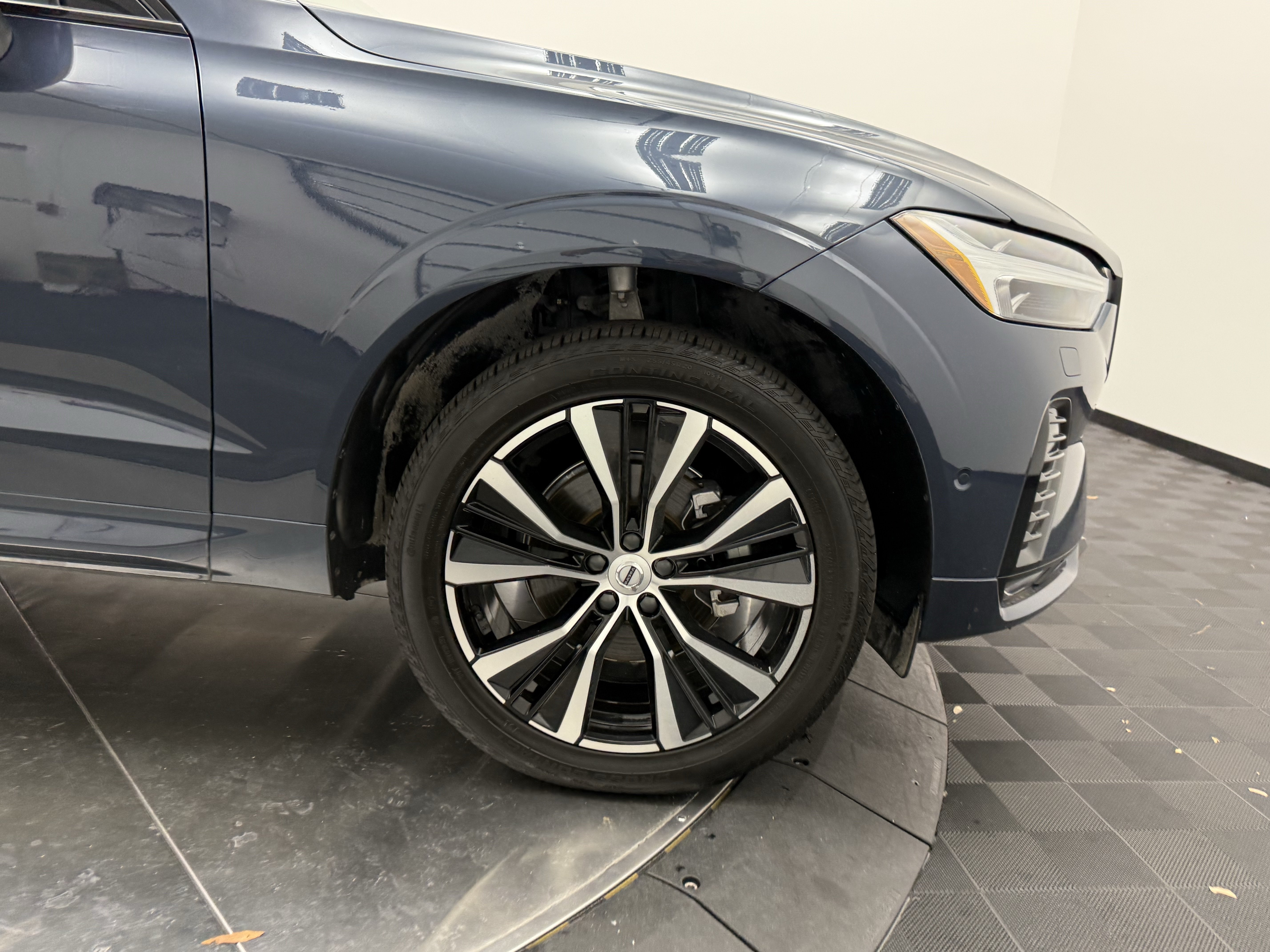 Certified 2025 Volvo XC60 B5 Plus w/ Protection Package Premier AWD/4WD image 7