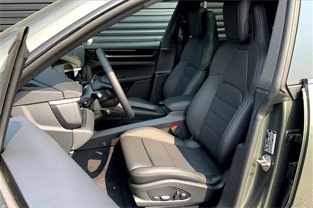 Used 2025 Porsche Macan 4 Electric image 5