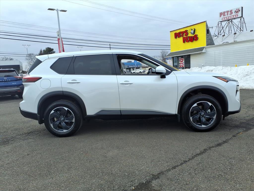 Used 2025 Nissan Rogue SV image 2